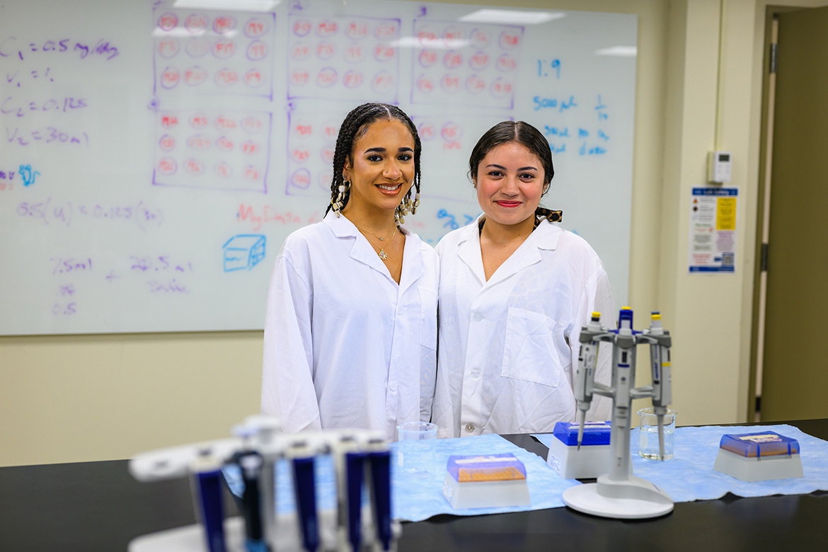Kelly Aja ’27 (left) and Kimberly Dominguez ’27 will work together in the Schwartzer Lab.