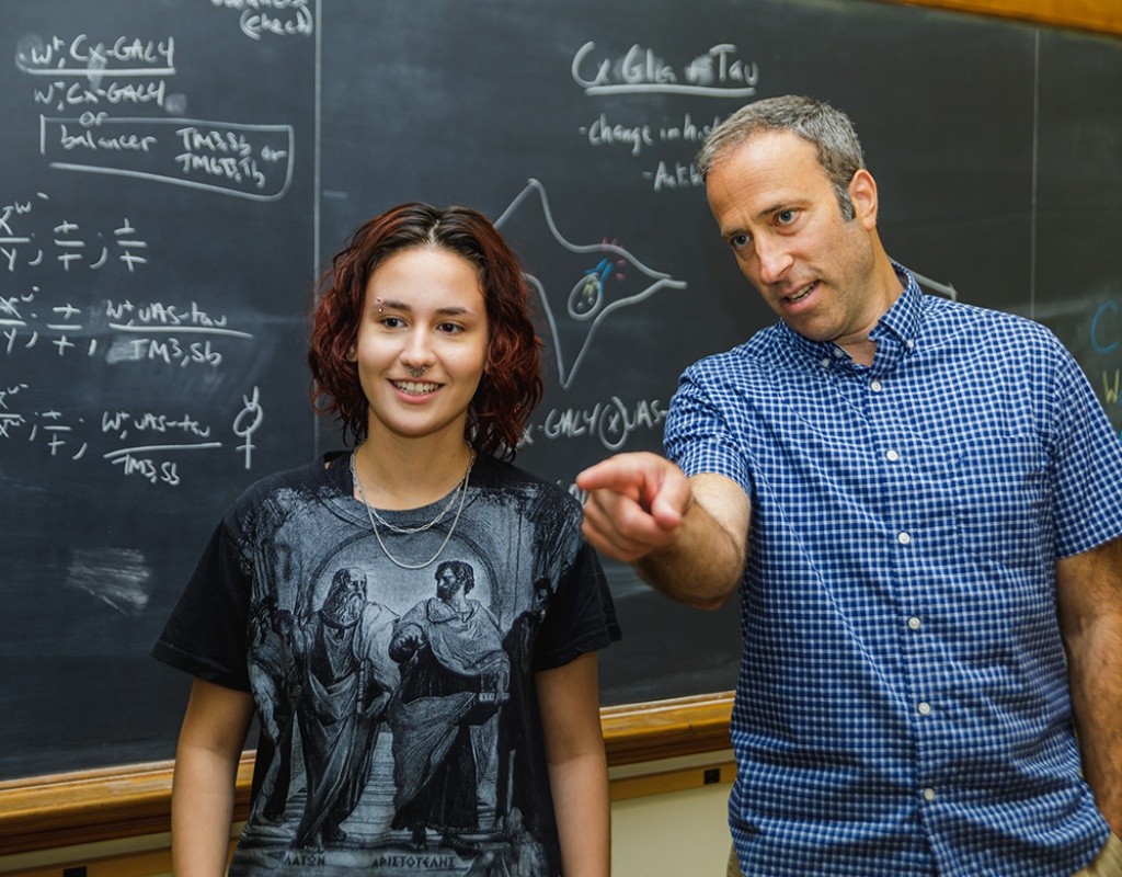Beckman Scholar Aitana Zamora Varela ’27 with faculty member Kenneth Colodner