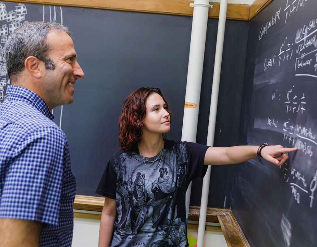 Beckman Scholar Aitana Zamora Varela ’27 with faculty member Kenneth Colodner