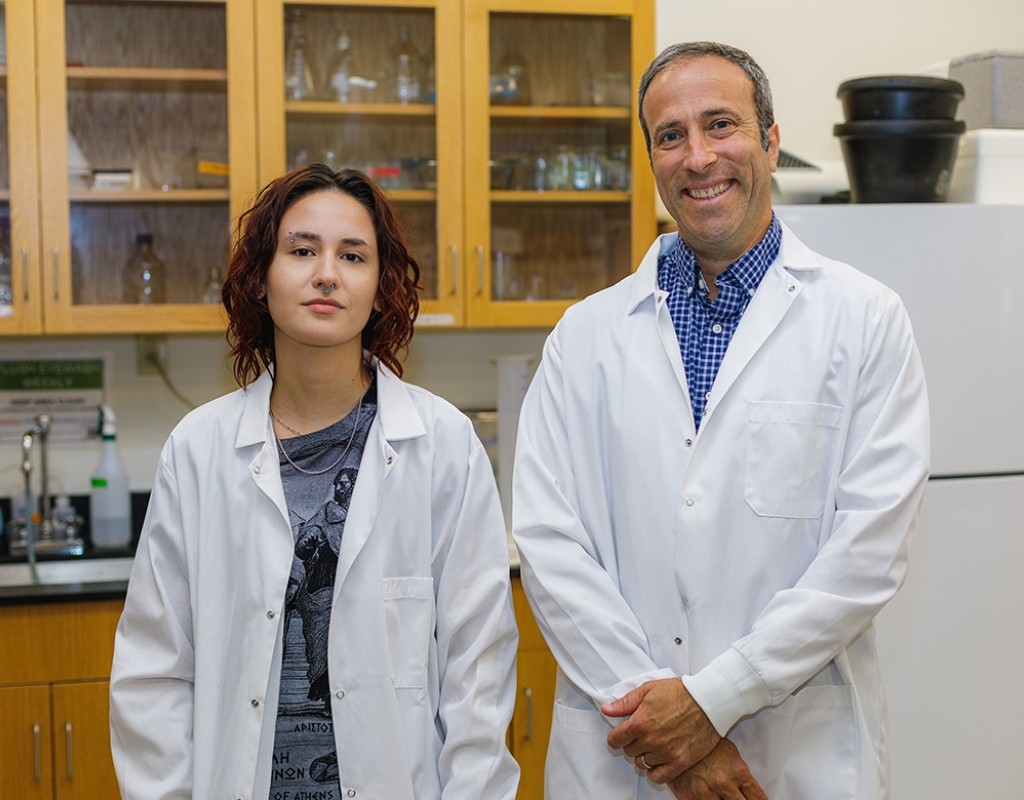 Beckman Scholar Aitana Zamora Varela ’27 with faculty member Kenneth Colodner
