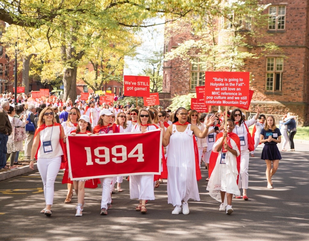 The class of 1994 marching in the Laurel Parade