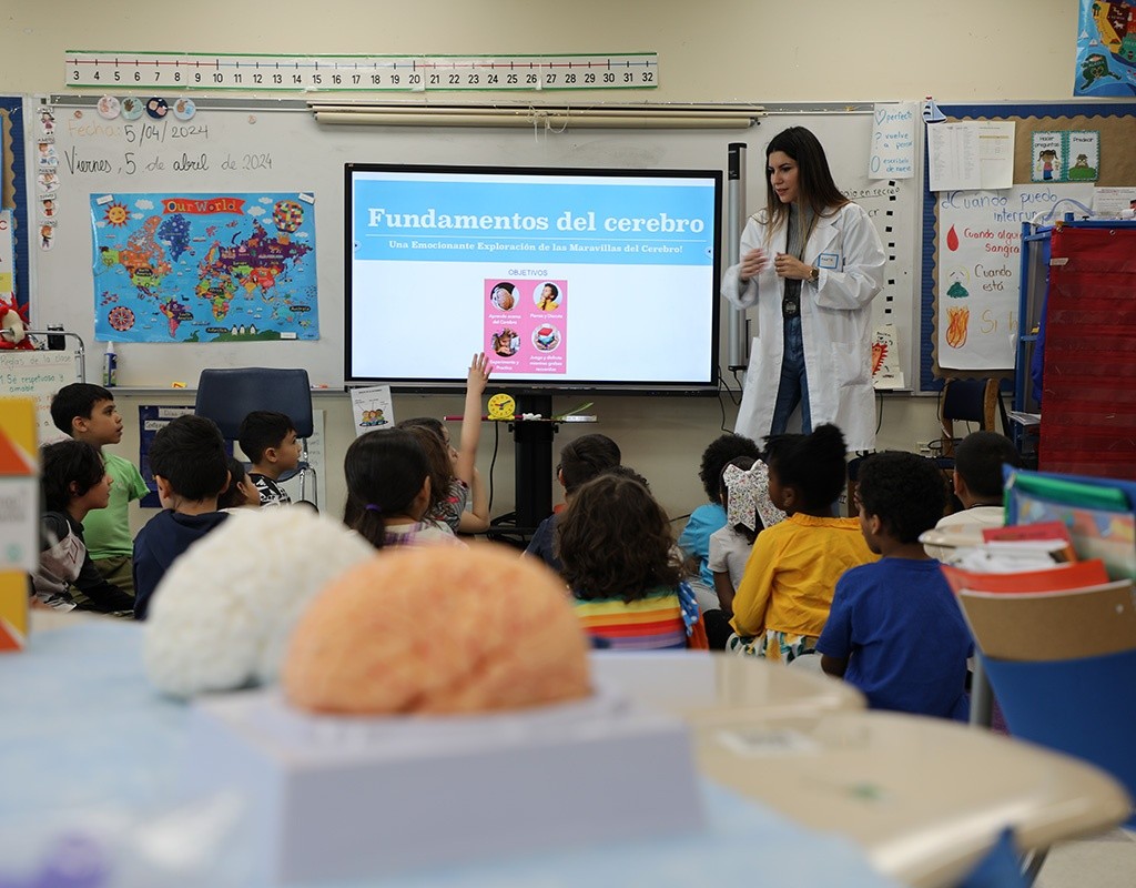 First graders look at presentation by Marta Sabariego.