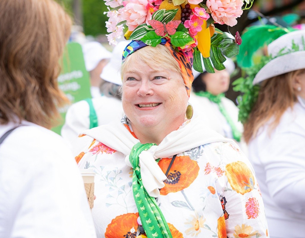 An alum wearing a flower hat during the Laurel Parade, Mount Holyoke College 2025 Commencement Weekend
