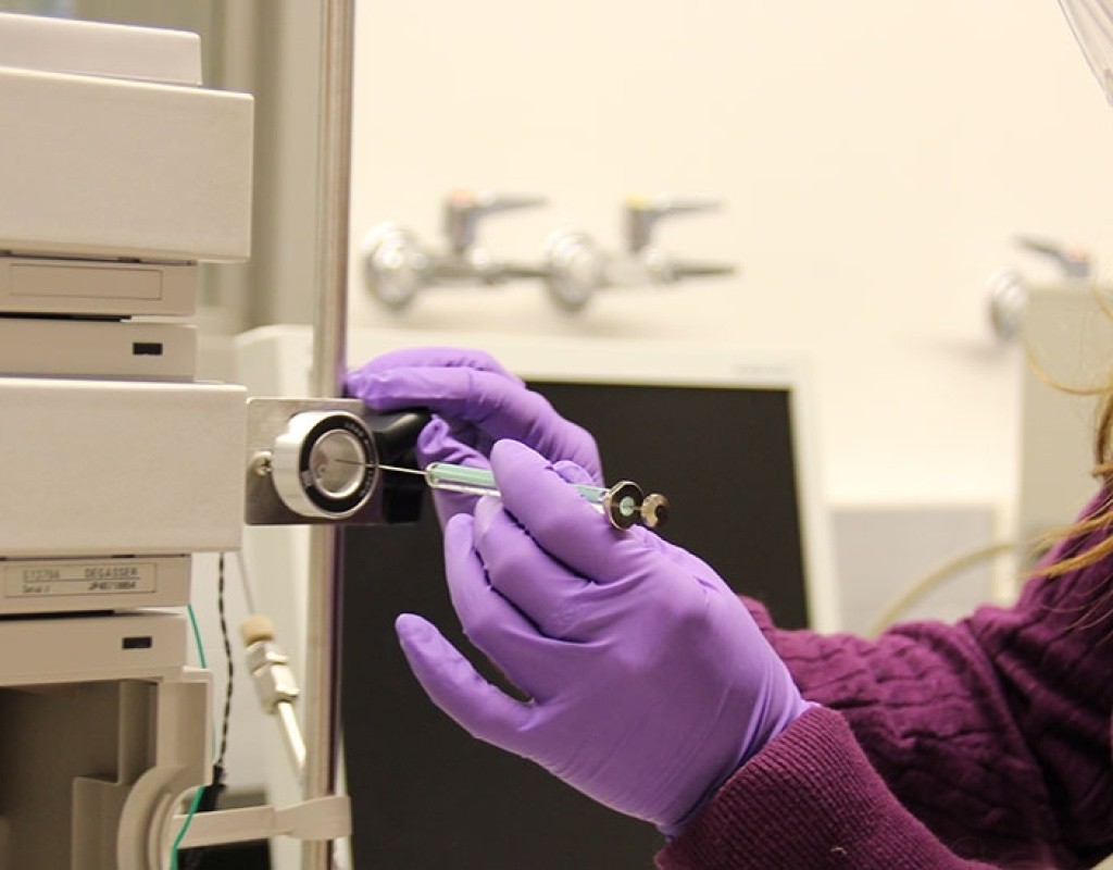 A chemistry student using High-performance Liquid Chromatography