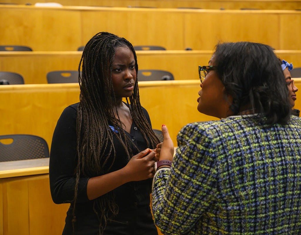 Student talks with an alum presenter during the Sophomore Institute.