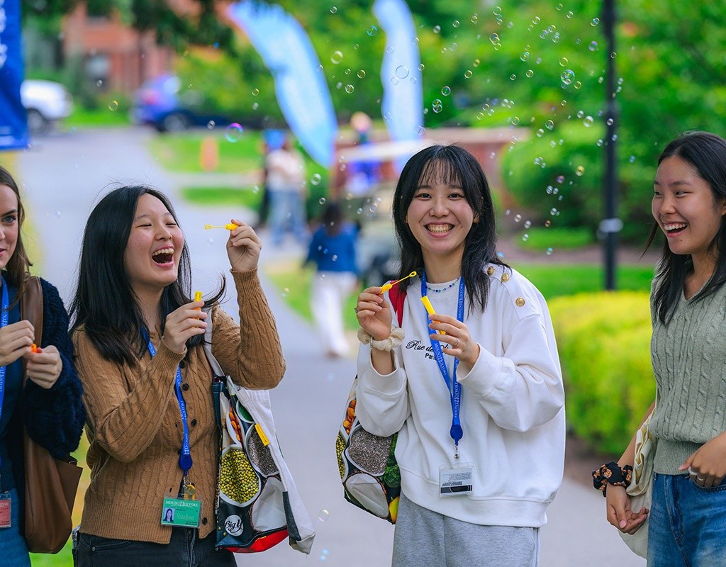 New student orientation 2025 - students blowing bubbles