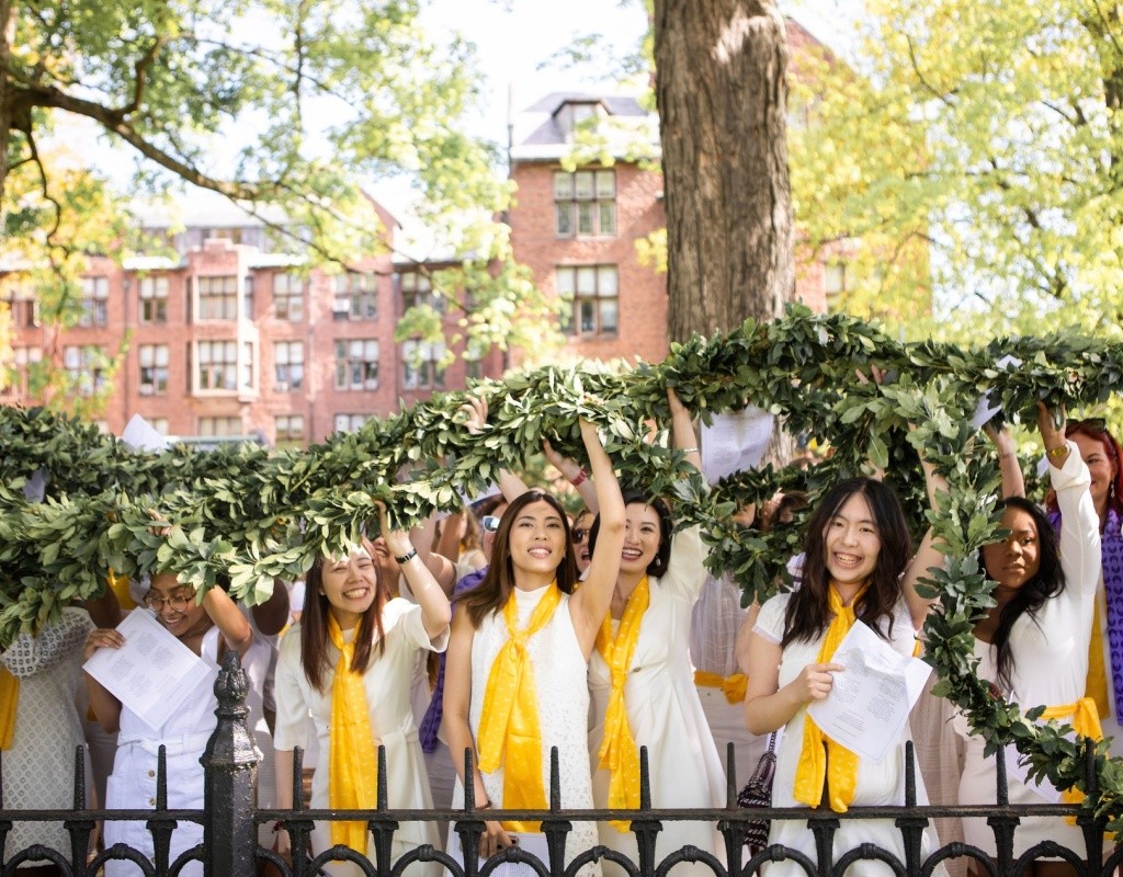 Seniors draping the laurel around Mary Lyon's grave