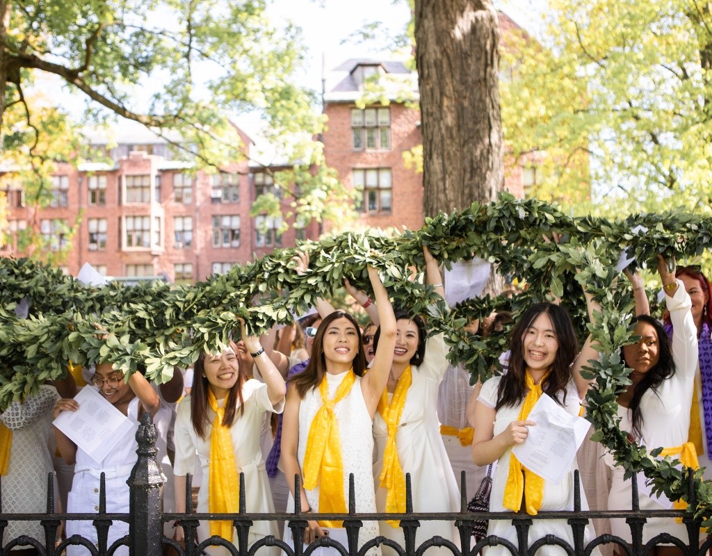 Seniors draping the laurel around Mary Lyon's grave