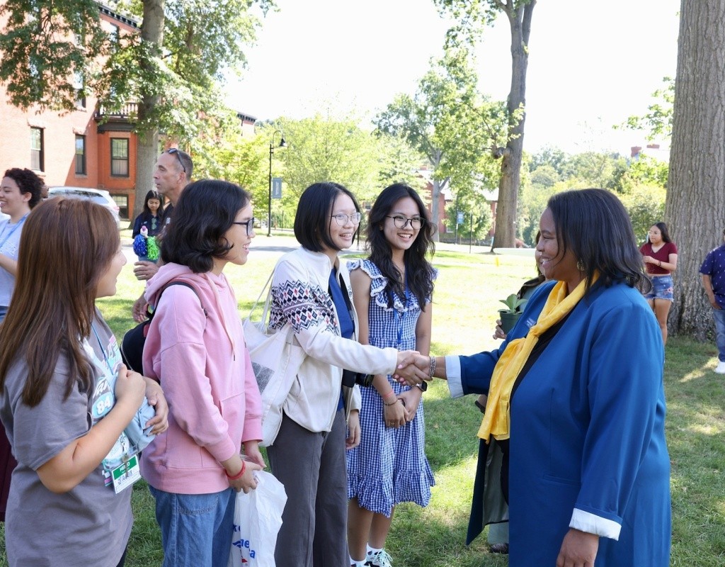 President Holley meets with students