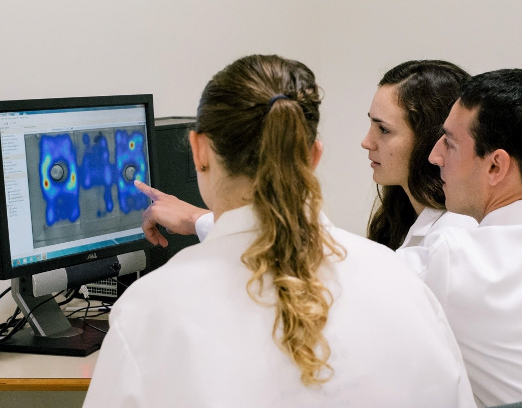 Neuroscience students working with Jared Schwartzer in the lab
