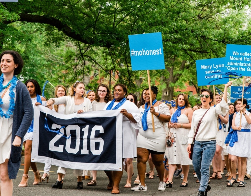 The class of 2016 marching with their class banner and blue signs during the Laurel Parade