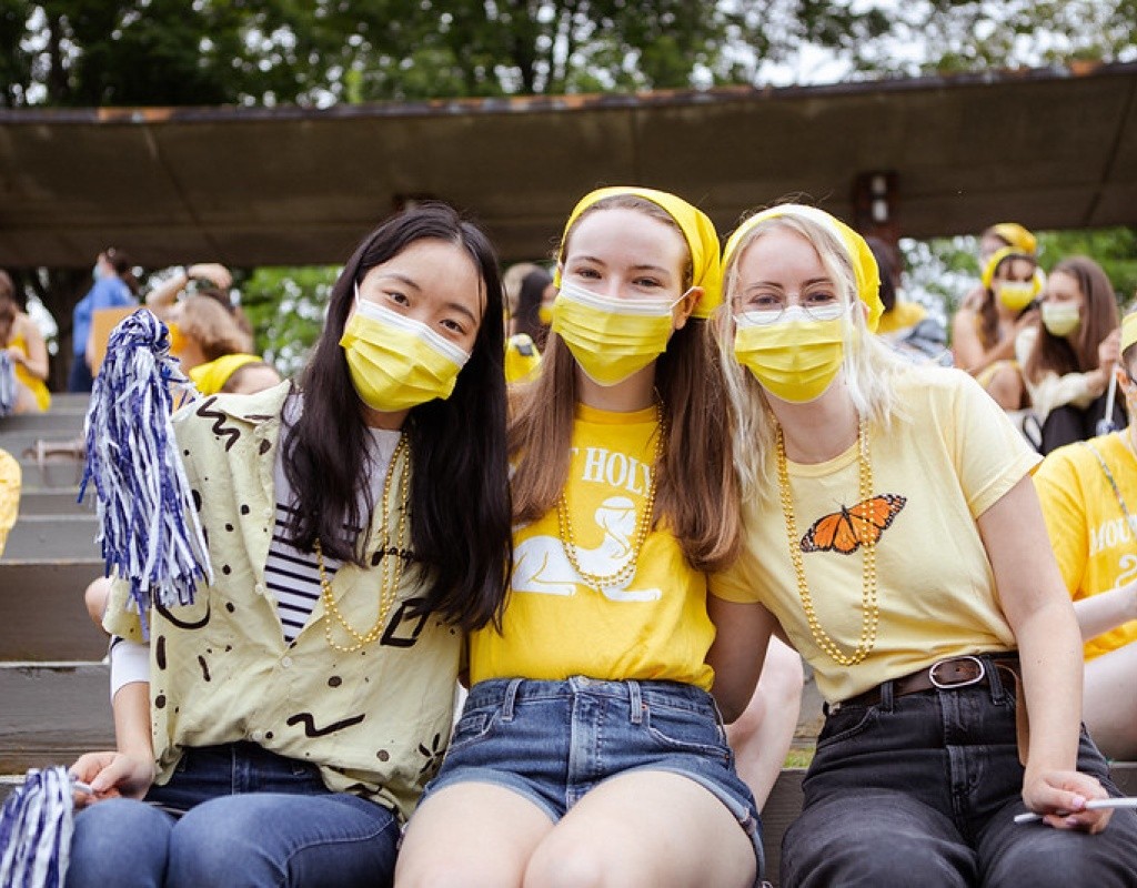 Yellow sphinxes at Convocation 2021
