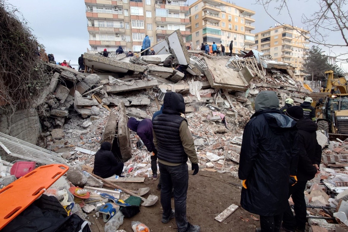 The wreckage of a collapsed building, Diyarbakır, Turkey. Courtesy VOA via Wikimedia Commons.