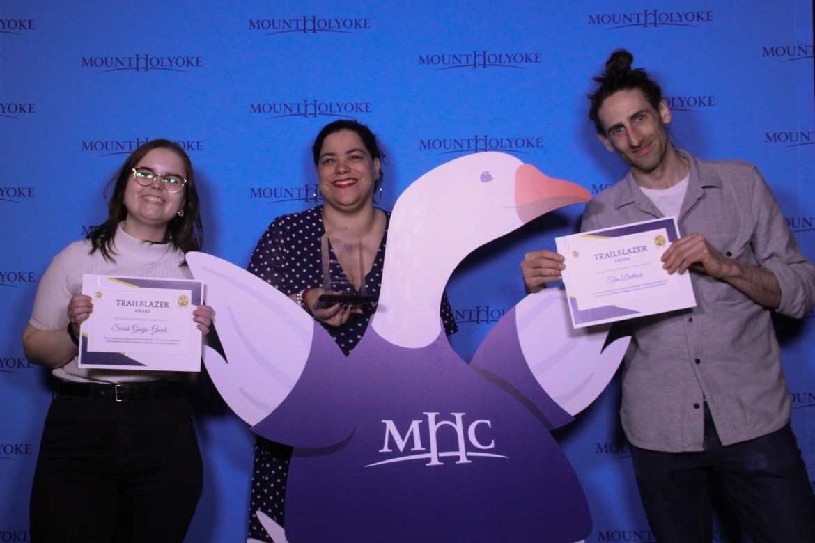 Sarah Garijo-Garde, Nashalie Vazquez and Tim Dietrick pose with their awards and Jorge at Cheers for Peers 2024.