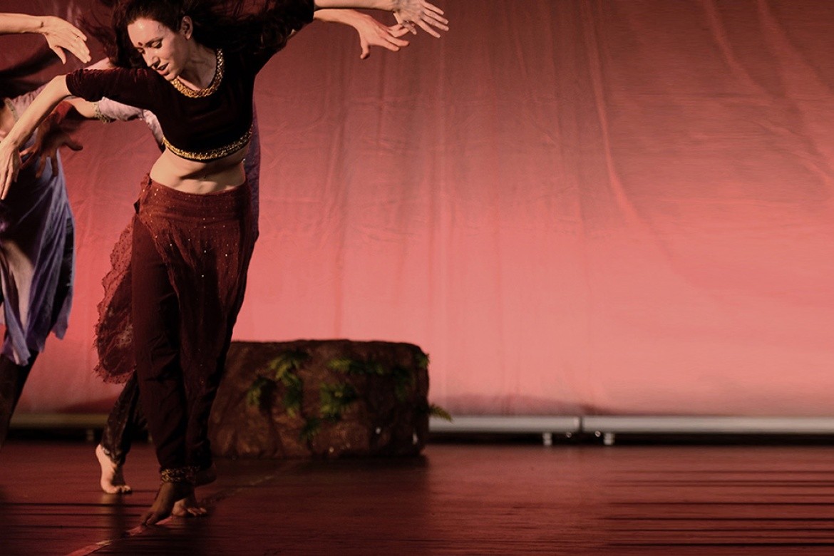 Merli V. Guerra and Joe Gonzalez perform with Deborah Abel Dance Company at the Kalakshetra Foundation, Chennai, India, 2012. Photo: R. Prasana Photography.