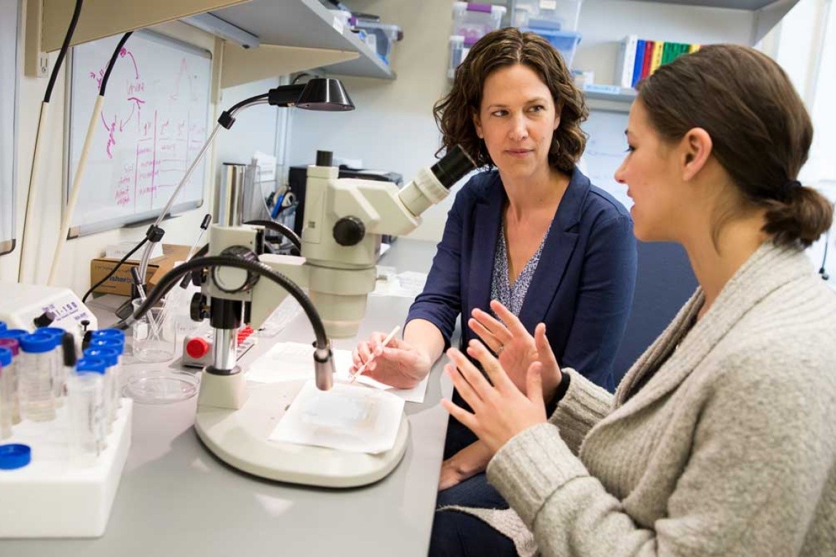 Yarrow Axford ’97 working with a student. Photo credit: Eilleen Molony.