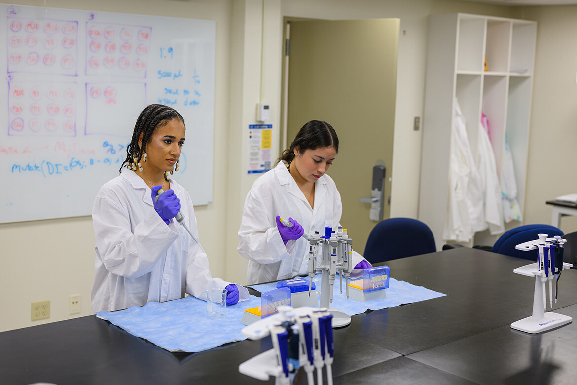 Kelly Aja ’27 (near left) and Kimberly Dominguez ’27 are Beckman Scholars who are mentored by Professor Jared Schwartzer.