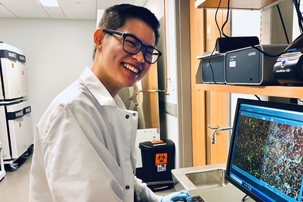 Mount Holyoke’s Emily Kellogg ’20 at the bench in a UMass Amherst lab.