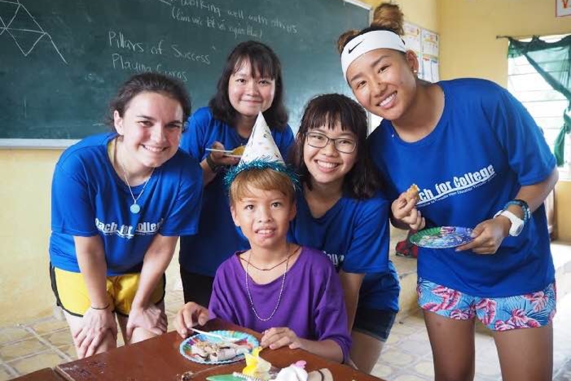Liz Rose ’18 (left) with some of her Vietnamese students.