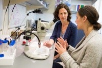 Yarrow Axford ’97 working with a student. Photo credit: Eilleen Molony.