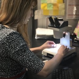 Laura Breitenfeld ’17 using a microscope