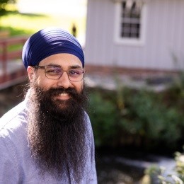 Balbir Singh on the Mount Holyoke Campus in 2023. Photo by Joanna Chattman.