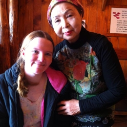The ahjumma and I at 고쌈 (go-sam), the bibimbap restaurant.