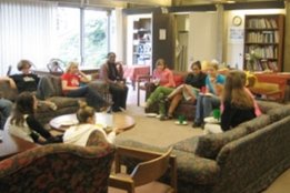 eliot04.jpg Students sitting around the lounge at Eliot House.
