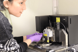 A student using the uv vis atomic force microscope