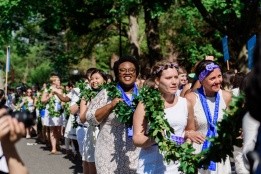 Students carrying the Laurel Chain
