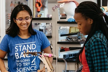 Students in a science lab working on a project together at Mount Holyoke College.