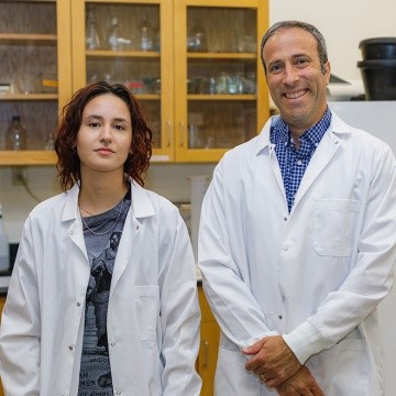 Beckman Scholar Aitana Zamora Varela ’27 with faculty member Kenneth Colodner