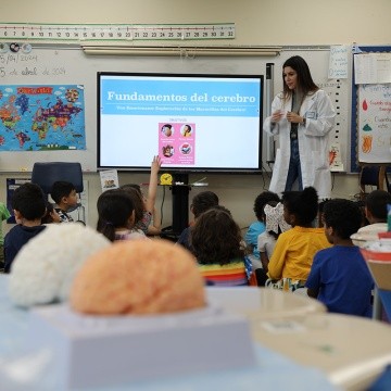 First graders look at presentation by Marta Sabariego.