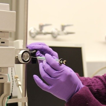 A chemistry student using High-performance Liquid Chromatography