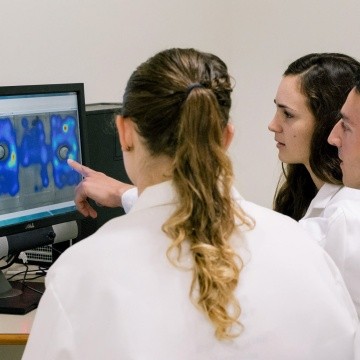 Neuroscience students working with Jared Schwartzer in the lab