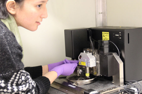 A student using the uv vis atomic force microscope