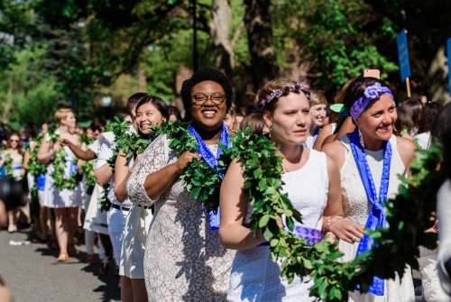 Students carrying the Laurel Chain