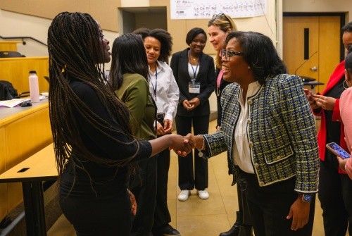 Student meeting with a mentor at the Sophomore Institute at Mount Holyoke College