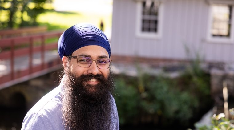 Balbir Singh on the Mount Holyoke Campus in 2023. Photo by Joanna Chattman.