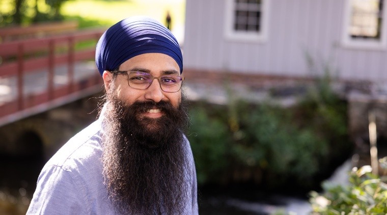 Balbir Singh on the Mount Holyoke Campus in 2023. Photo by Joanna Chattman.
