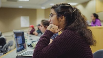 A student listens to a LEAP 2018 presentation.