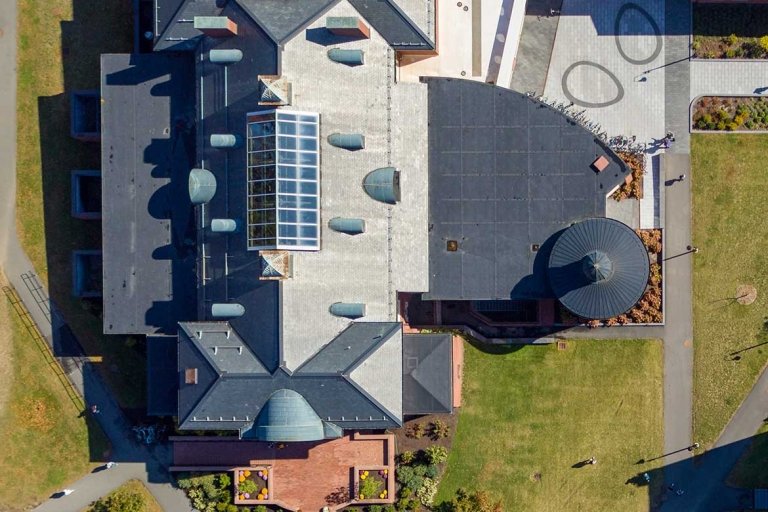 A solor array on the roof of the Dining Commons