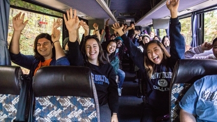 Students cheering on the shuttle bus to Mount Holyoke to celebrate Mountain Day 2018.