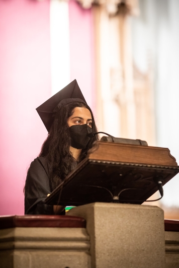 Imaan Moin ’22 speaking at Baccalaureate