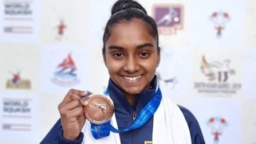 Mihiliya Methsarani holding a squash medal