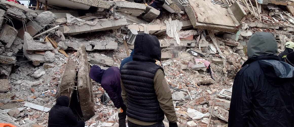 The wreckage of a collapsed building, Diyarbakır, Turkey. Courtesy VOA via Wikimedia Commons.