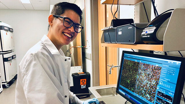 Mount Holyoke’s Emily Kellogg ’20 at the bench in a UMass Amherst lab.