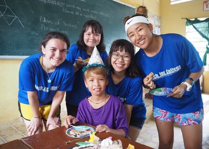 Liz Rose ’18 (left) with some of her Vietnamese students.