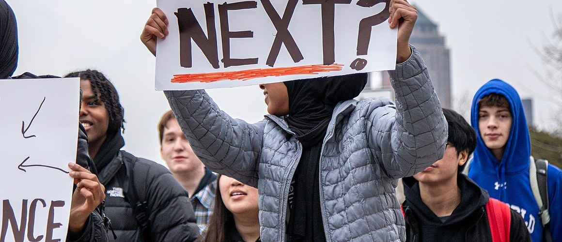 Students in Iowa protest gun violence. Image courtesy of Phil Roeder via Wikimedia Commons.