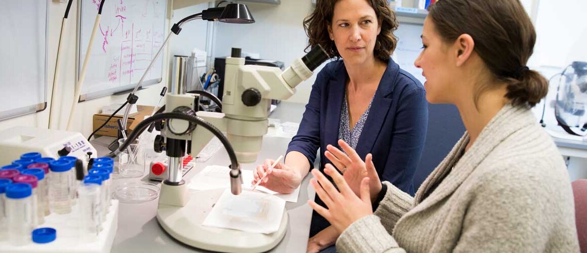 Yarrow Axford ’97 working with a student. Photo credit: Eilleen Molony.